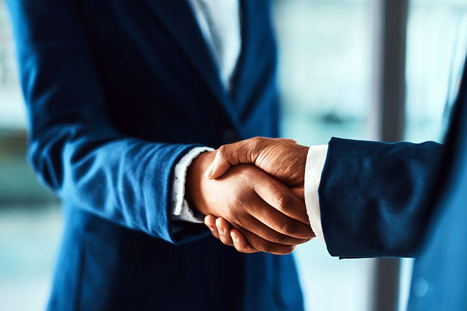 Stretta di mano fra due uomini