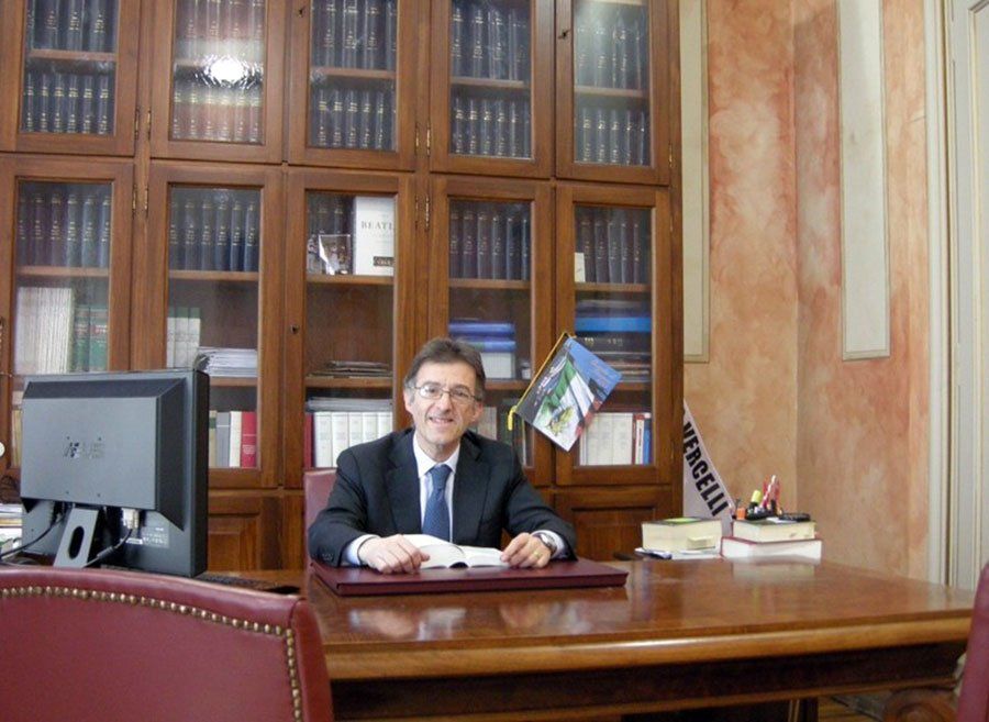 Notaio seduto su una scrivania