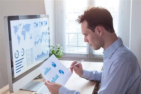 Uma mulher está usando uma calculadora e escrevendo em uma prancheta.