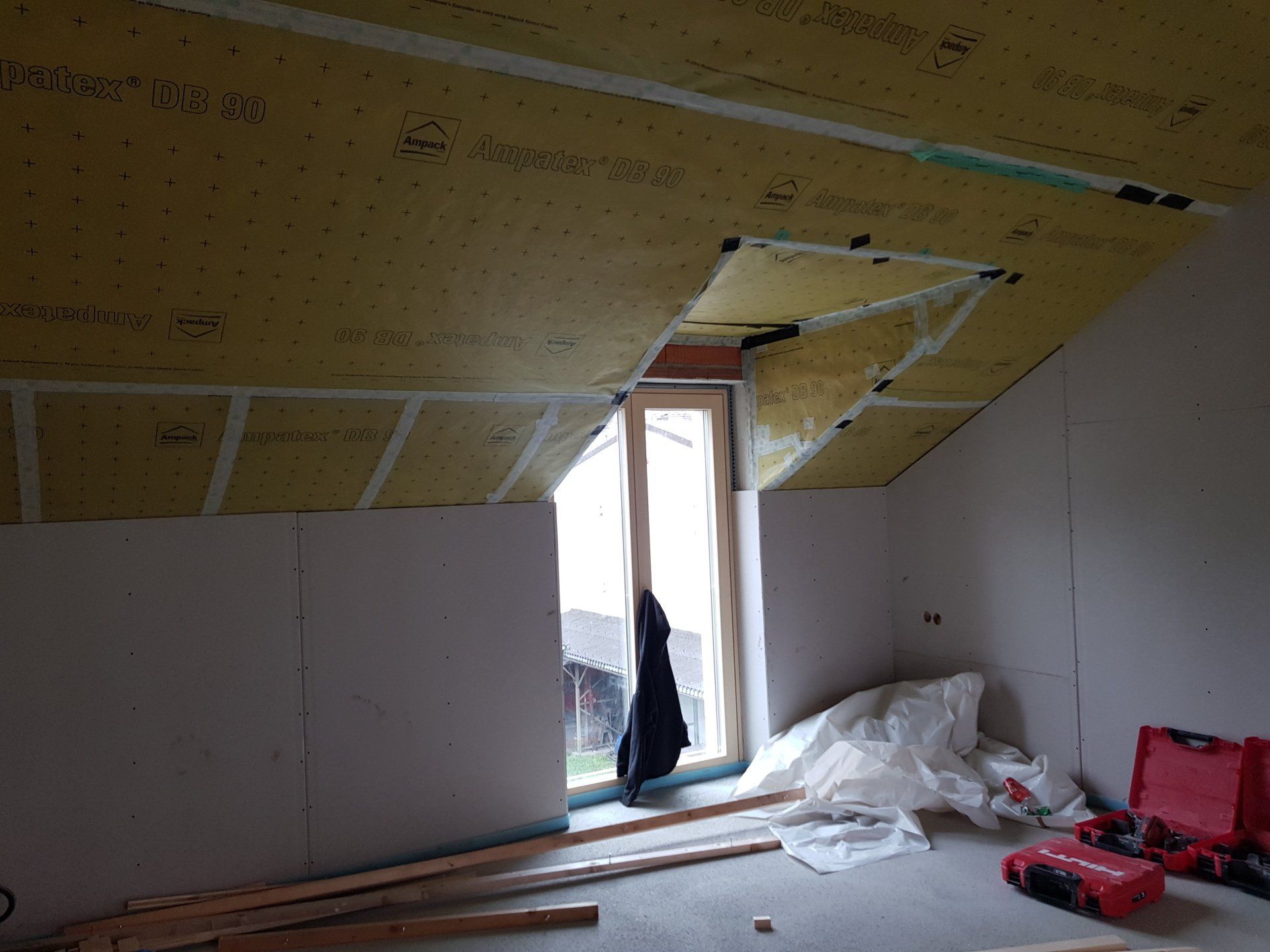 Dämmungsarbeitenüber einer Glastür