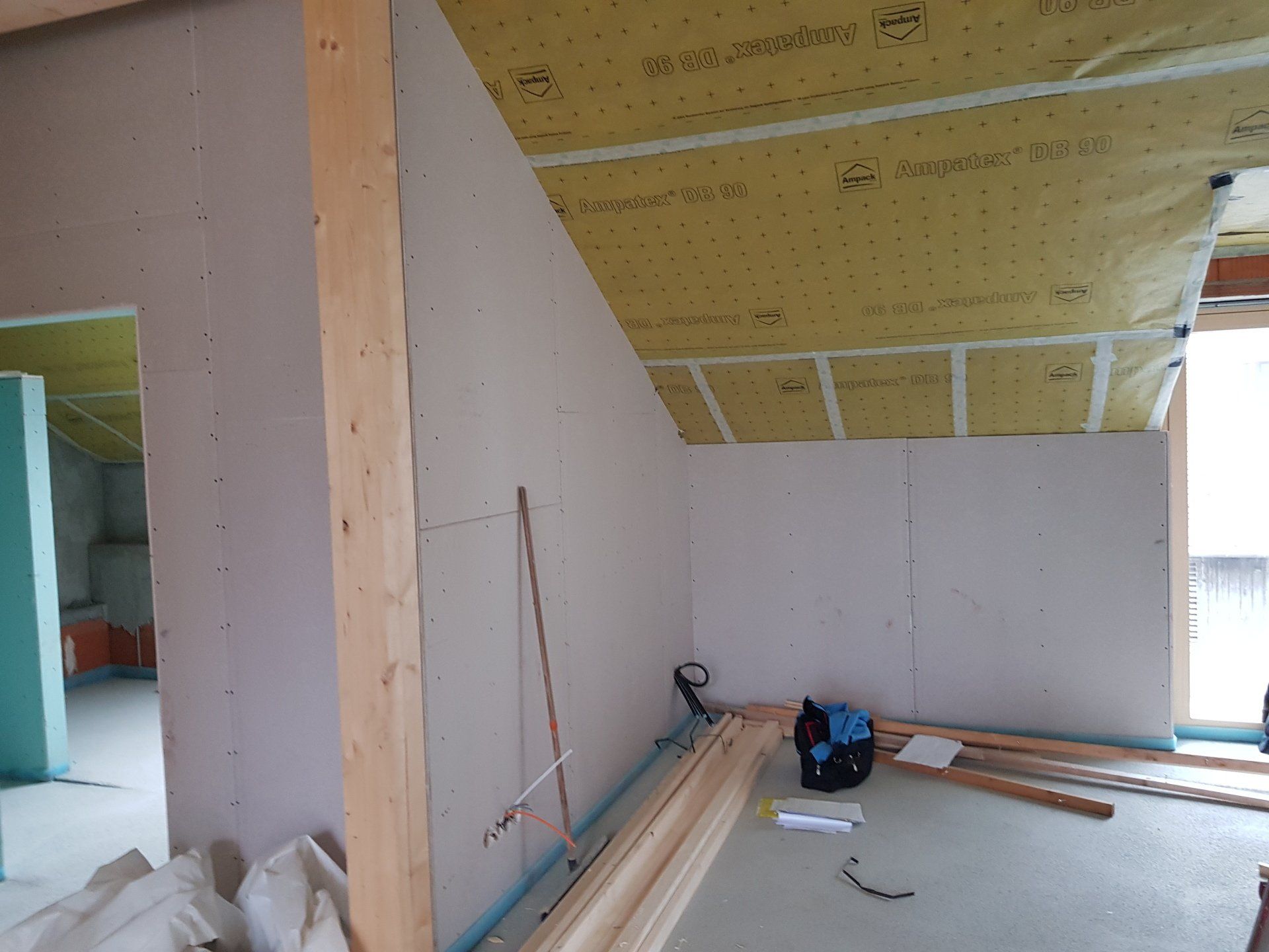 Dämmungsarbeiten mit Latten