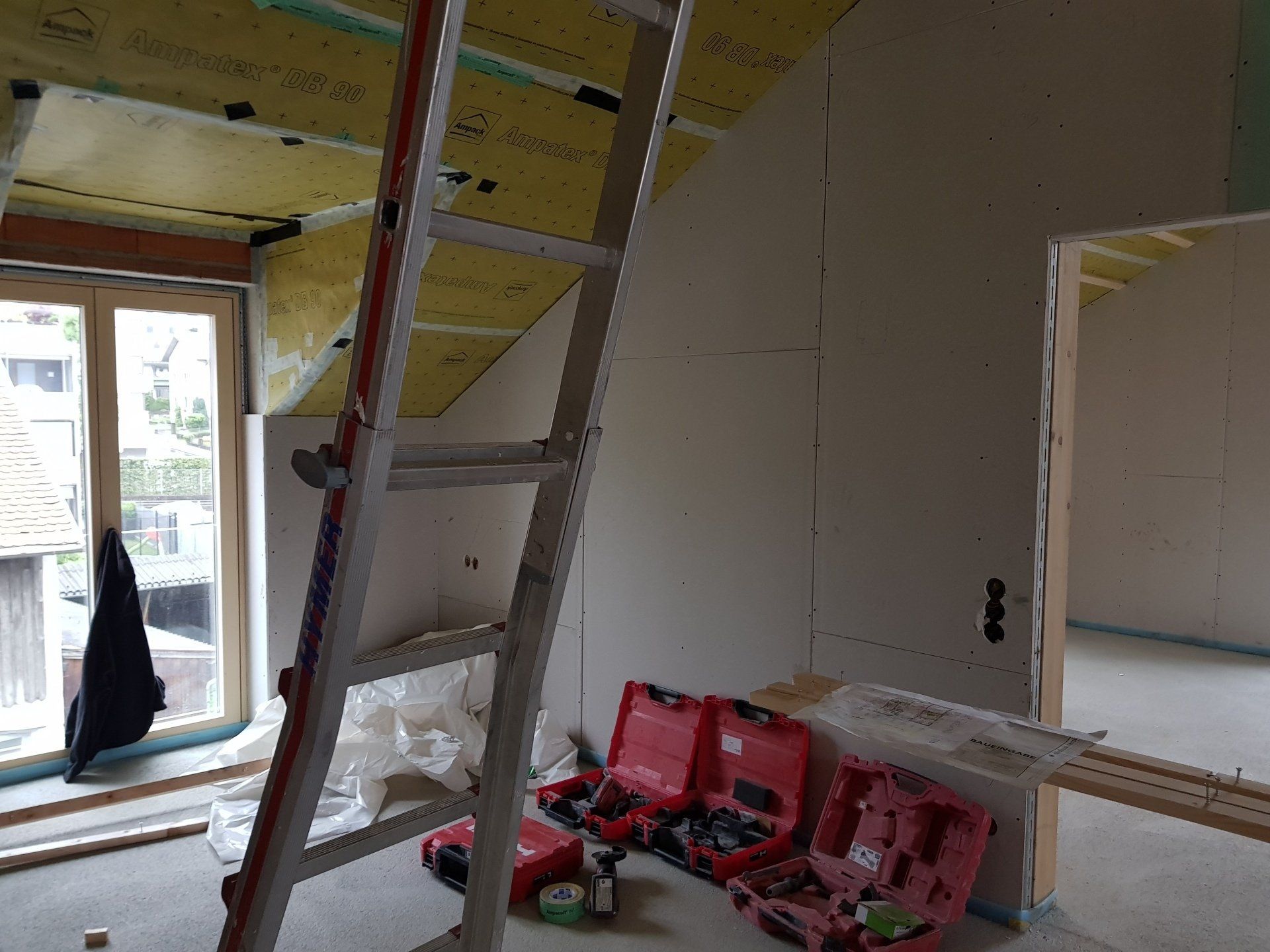 Dämmungsarbeiten mit Leiter