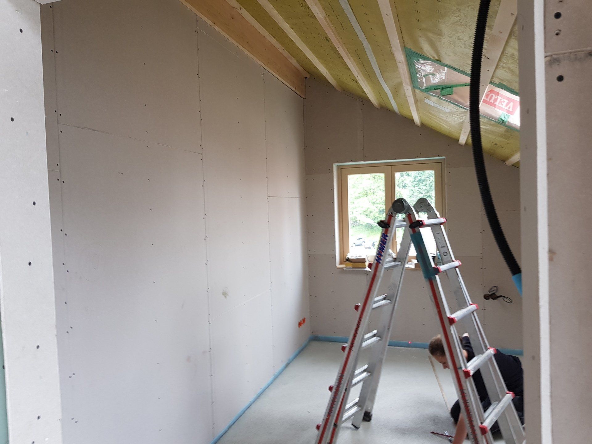 Leiter auf einer Baustelle innerhalb eines Hauses