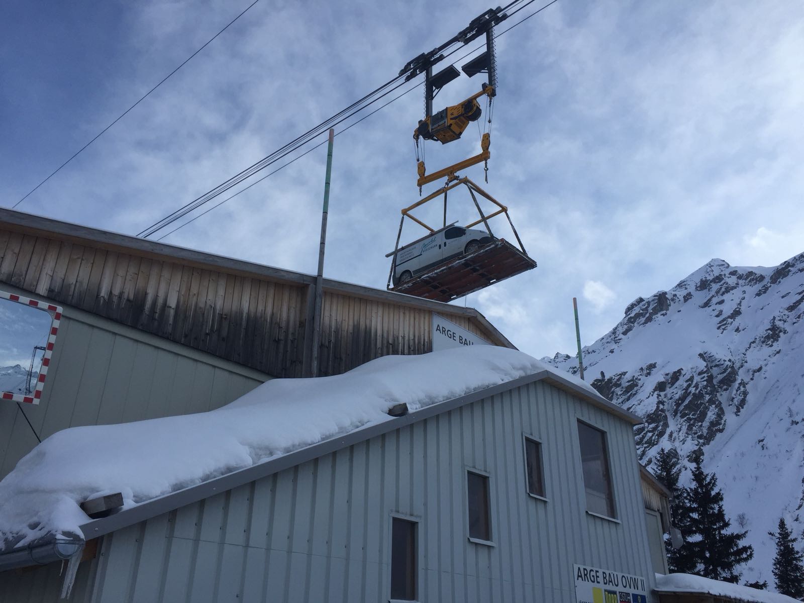 Gondel mit Auto von unten
