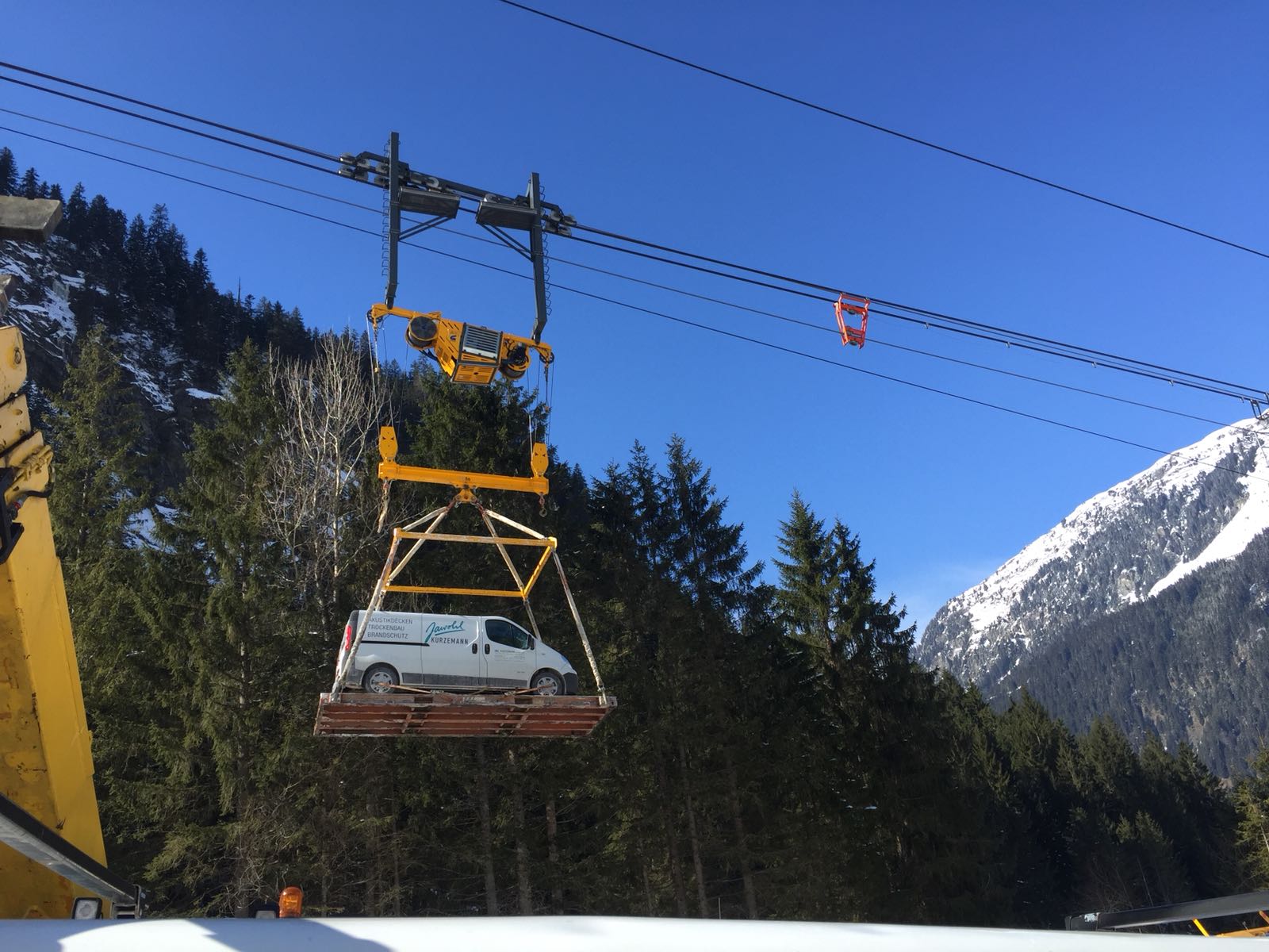 Gondel mit Auto seitlich