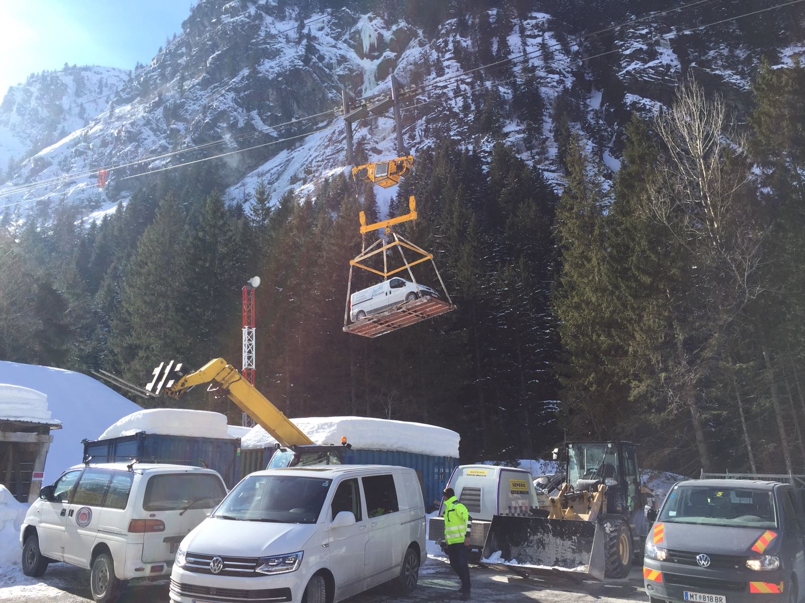 Gondel mit Auto über Baustelle