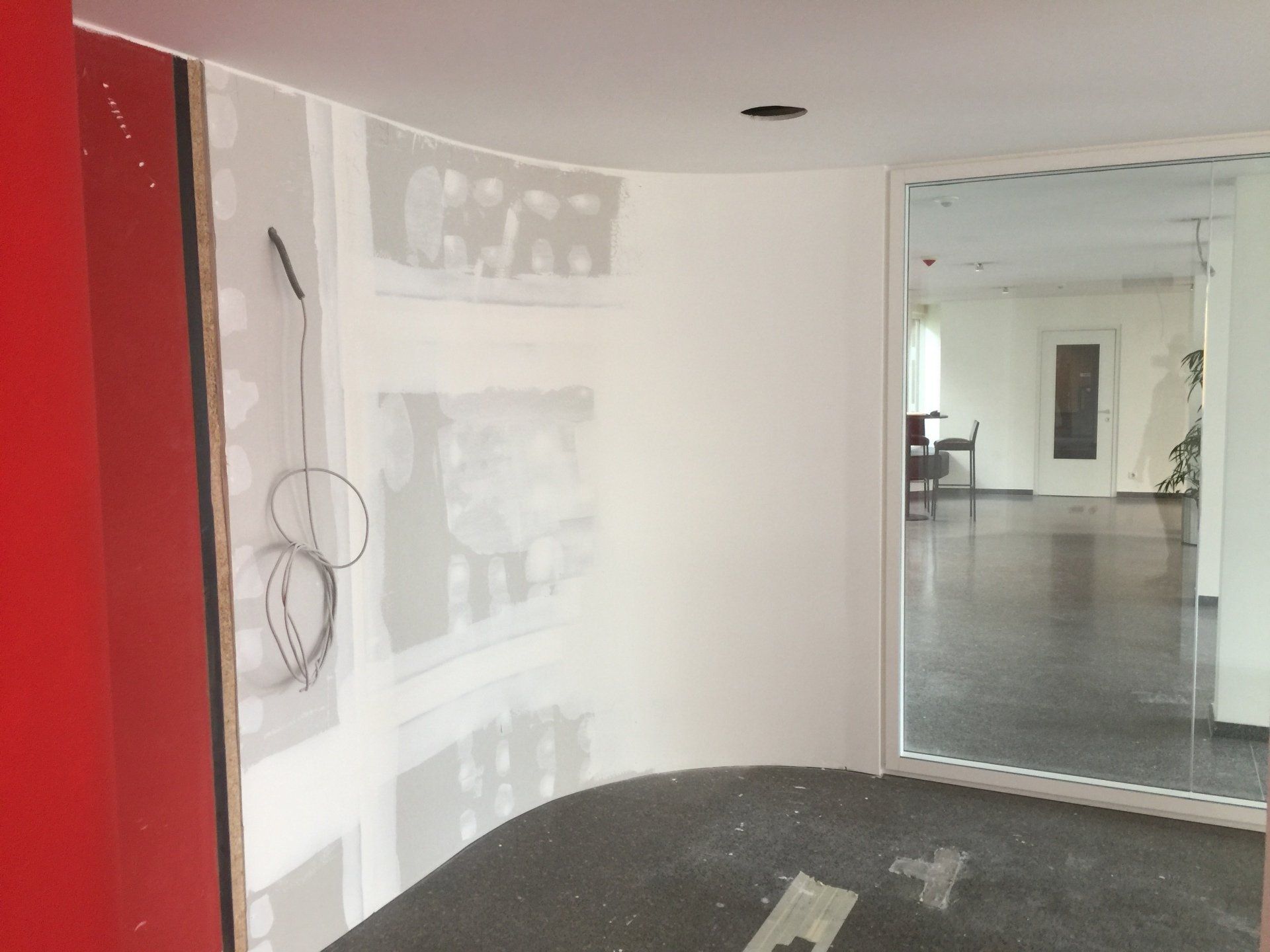 Installtionen in einer Betonwand