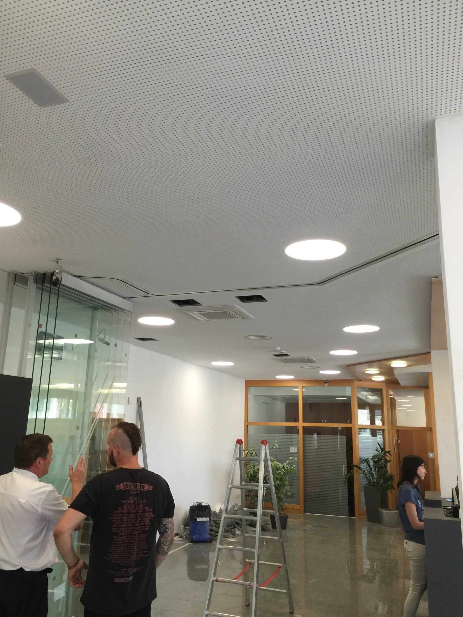 Arbeiter beim Anbringen der Lichtspots