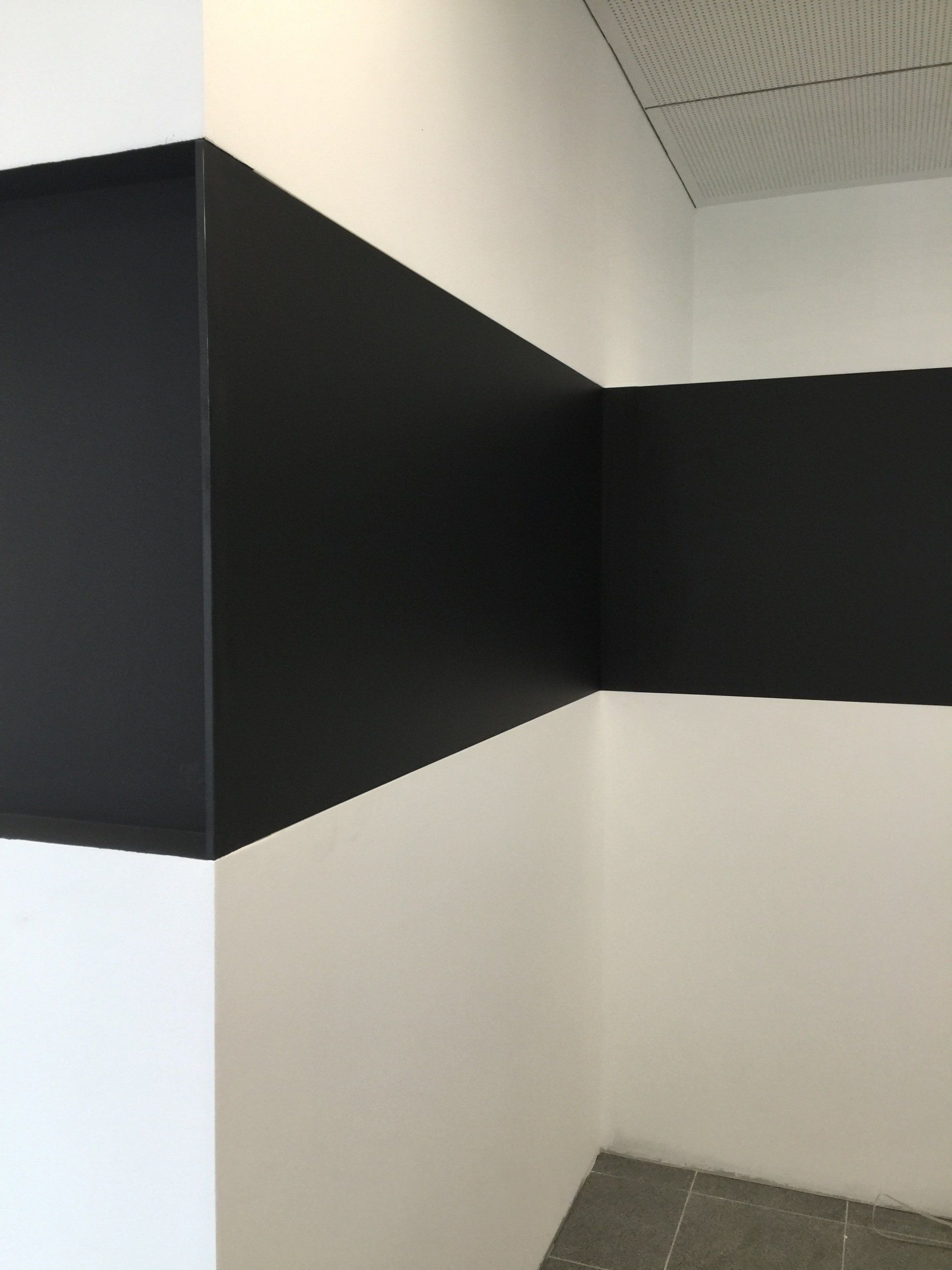 Schwarz-weiß gestrichene Betonwand