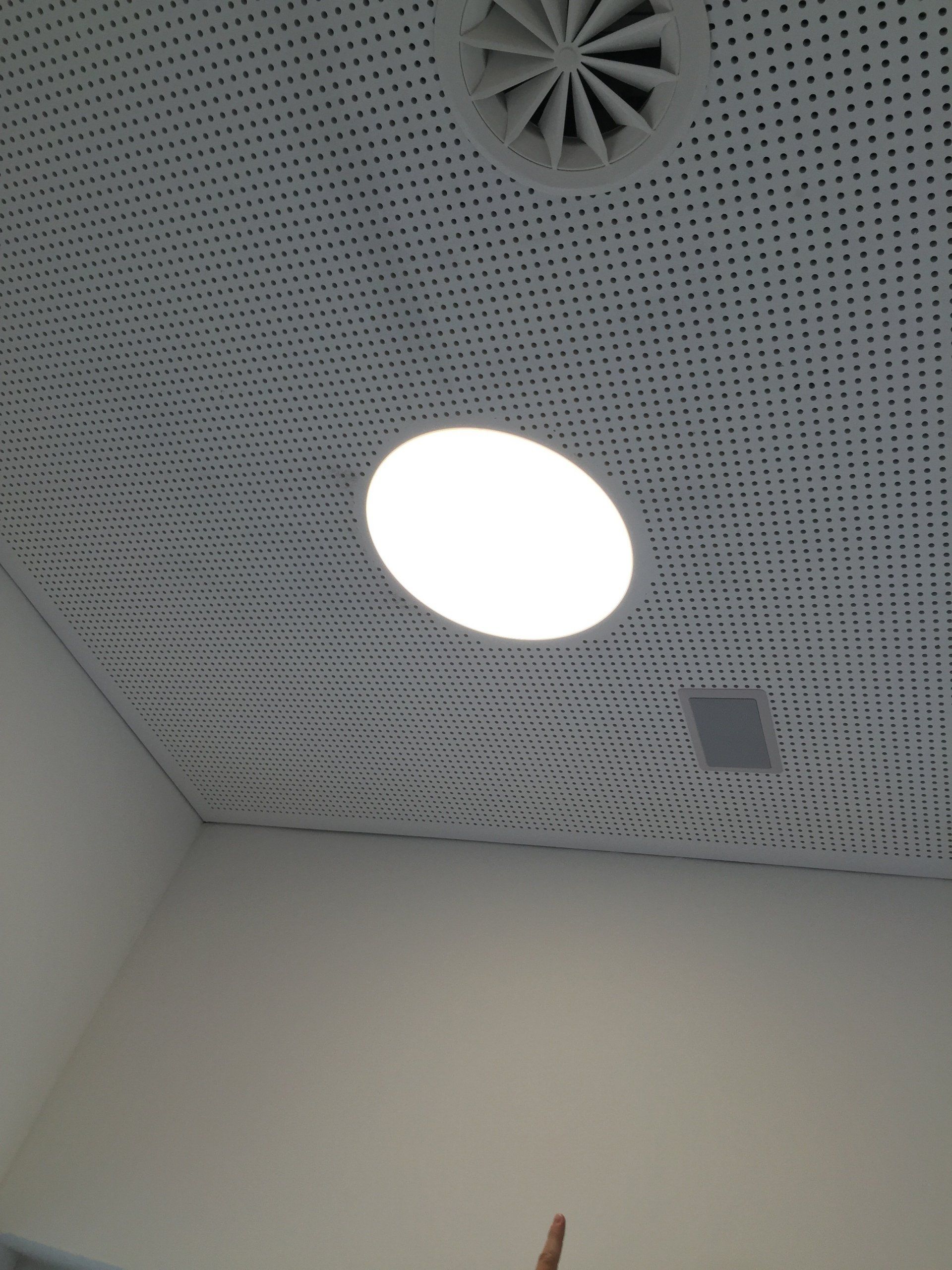 Decke mit Lüftung und Lampe