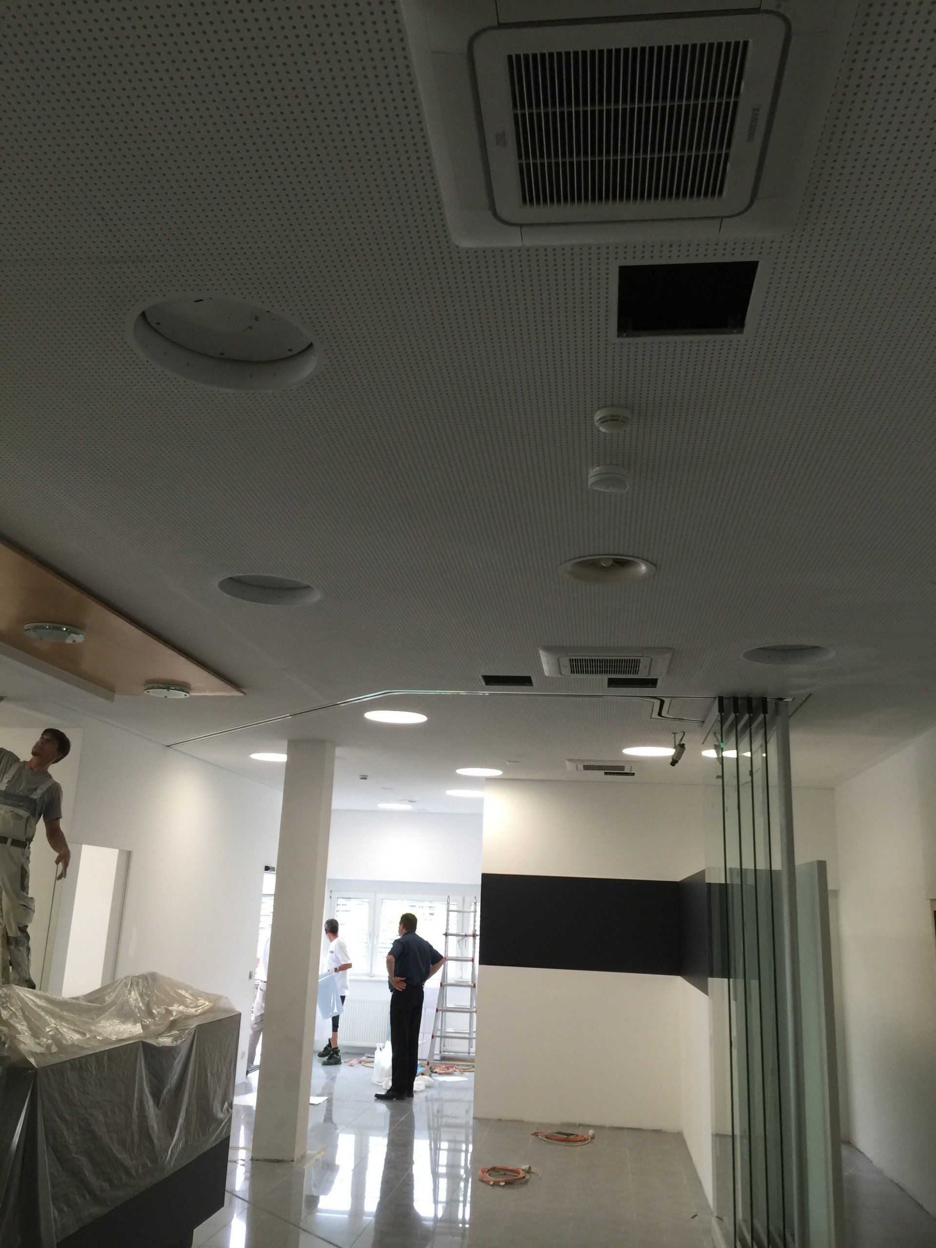 Decke mit Lüftung beim Bau