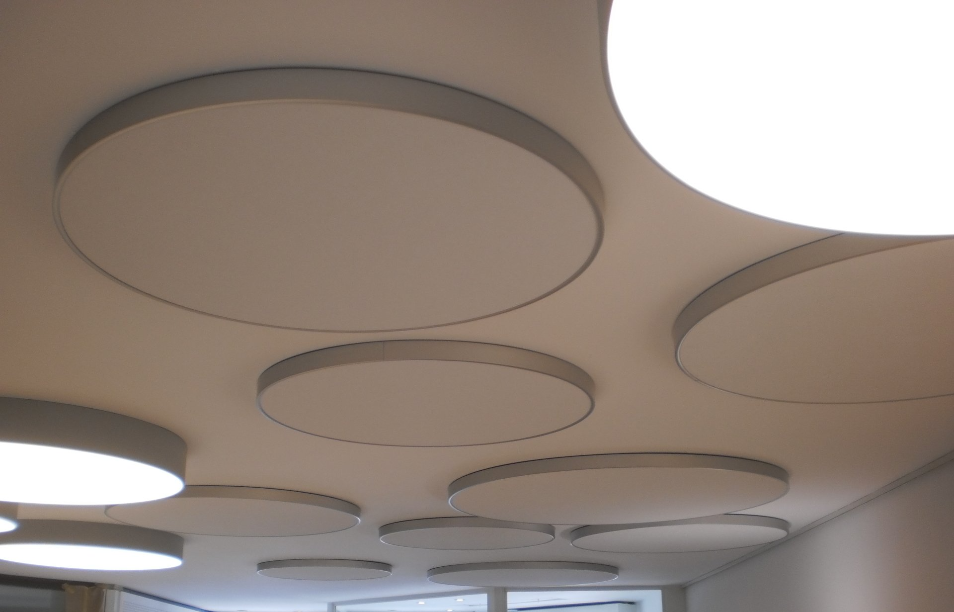 runde Deckensegel grau