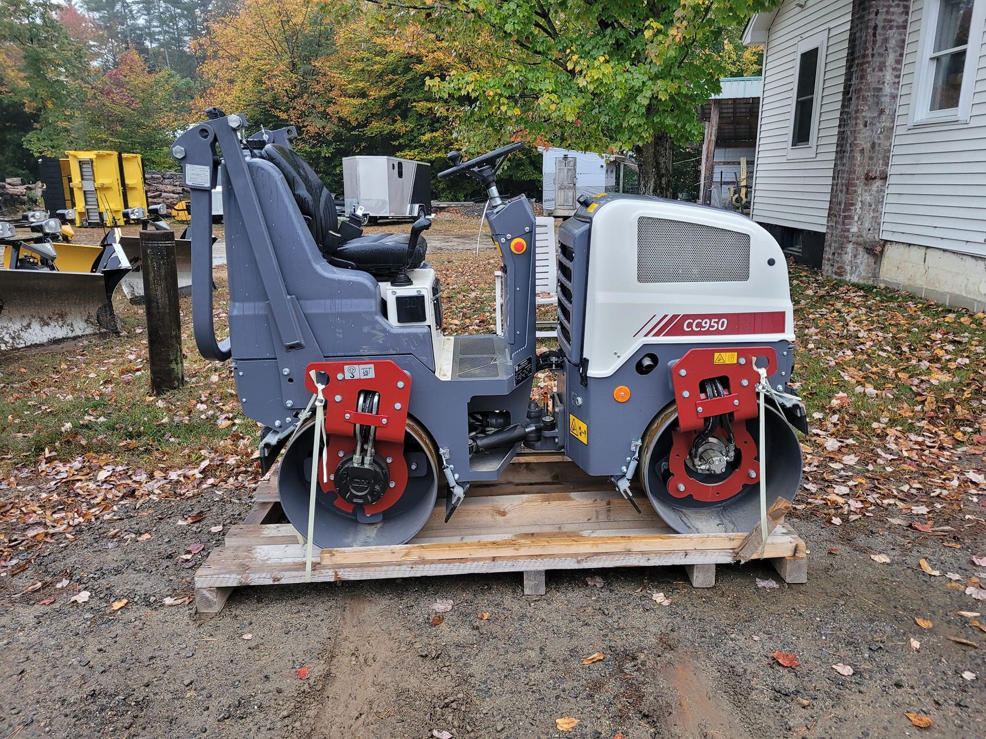 A small roller is sitting on top of a wooden pallet.