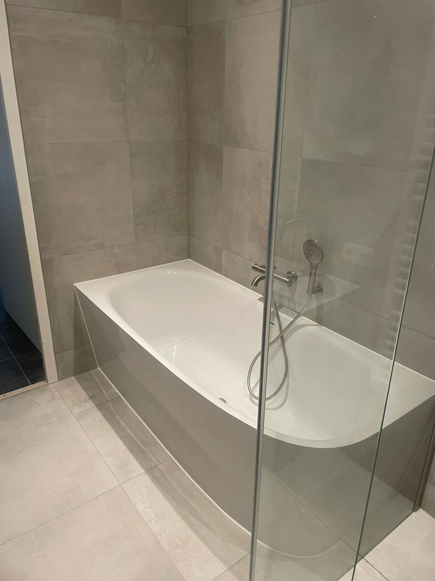 Een badkamer met een bad en een douchecabine.