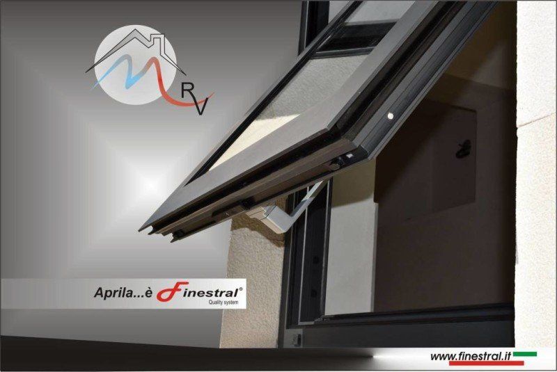 Finestra con apertura a vasistas