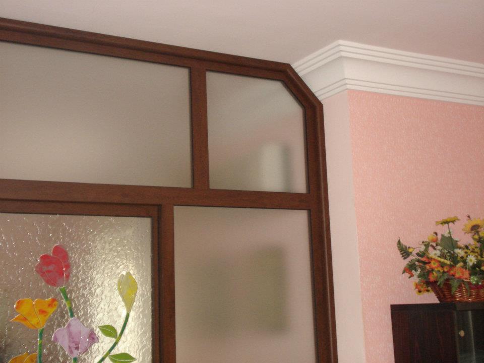 Parete divisoria in vetro e legno