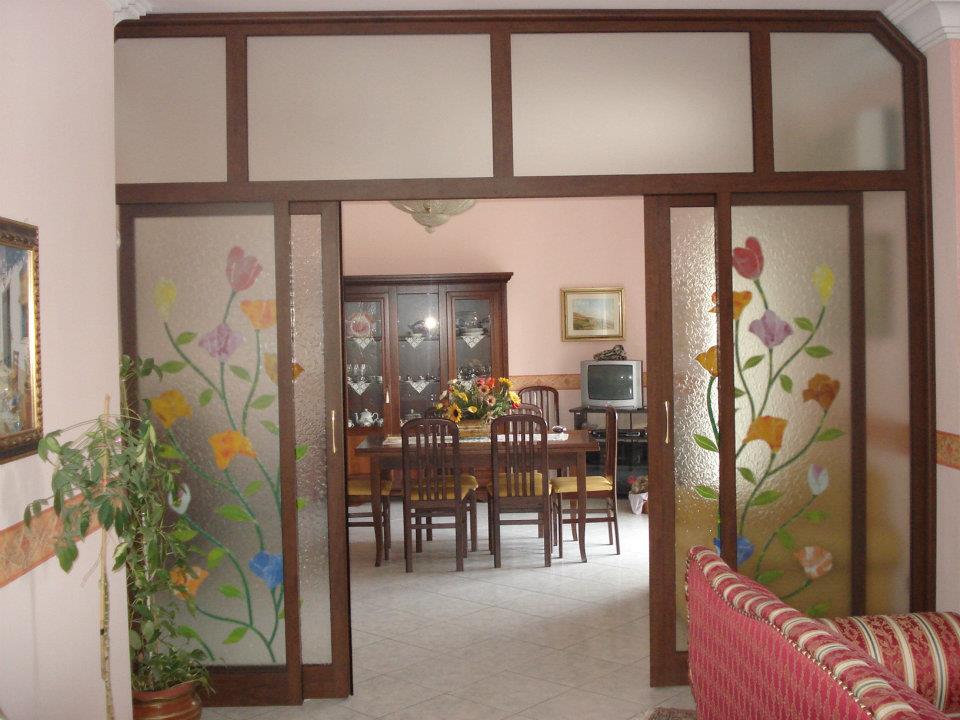 Parete in vetro e legno