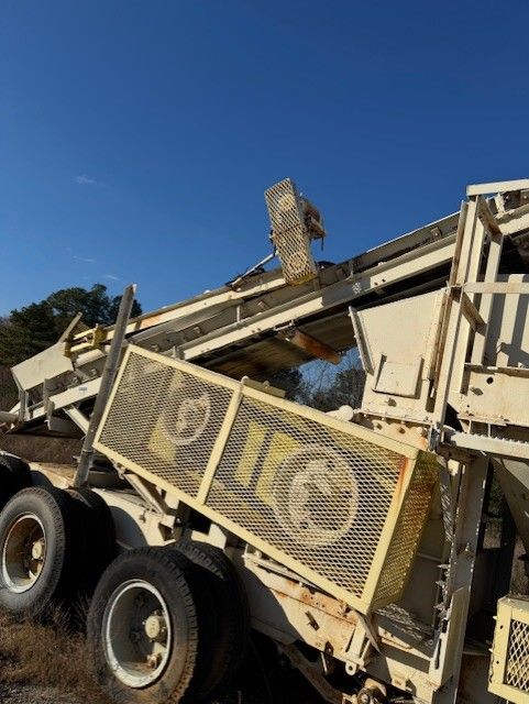 A white truck with the letters lc on the side of it