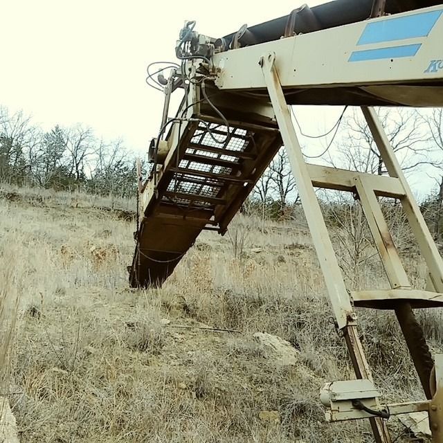 A conveyor belt with the letter l on it