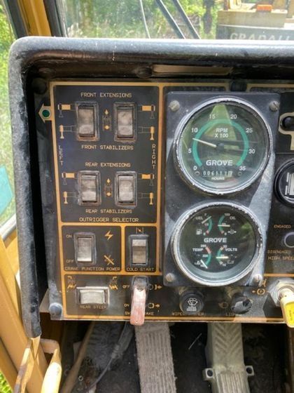 A dashboard with a gauge that says grove on it