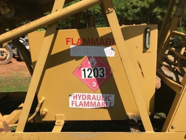 A sign that says flammable on it