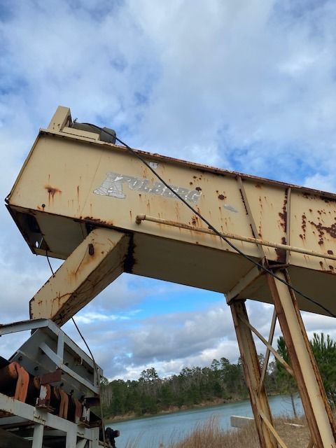 A large metal structure with the word king on it