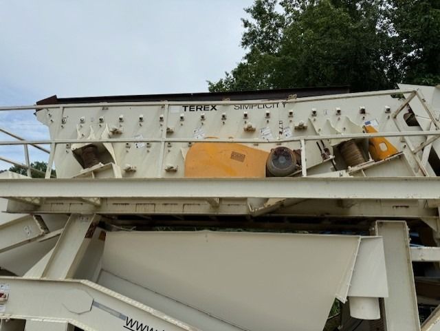 A large white machine with the word terex on it