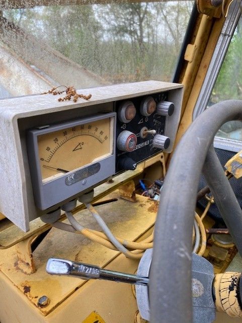A dashboard with a gauge and a steering wheel