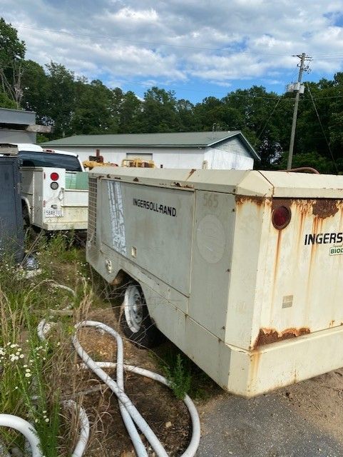 A white trailer with the word ingersoll rand on it