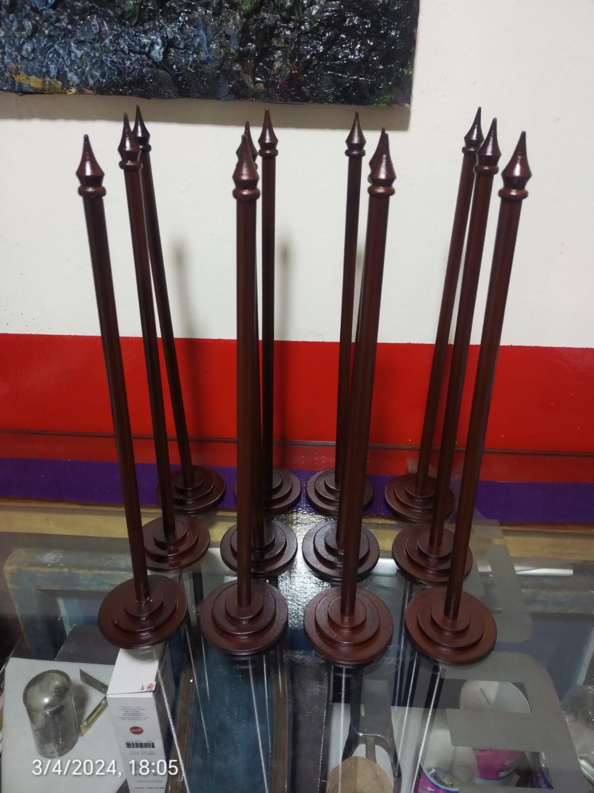 Un montón de postes de madera están sentados sobre una mesa de cristal.