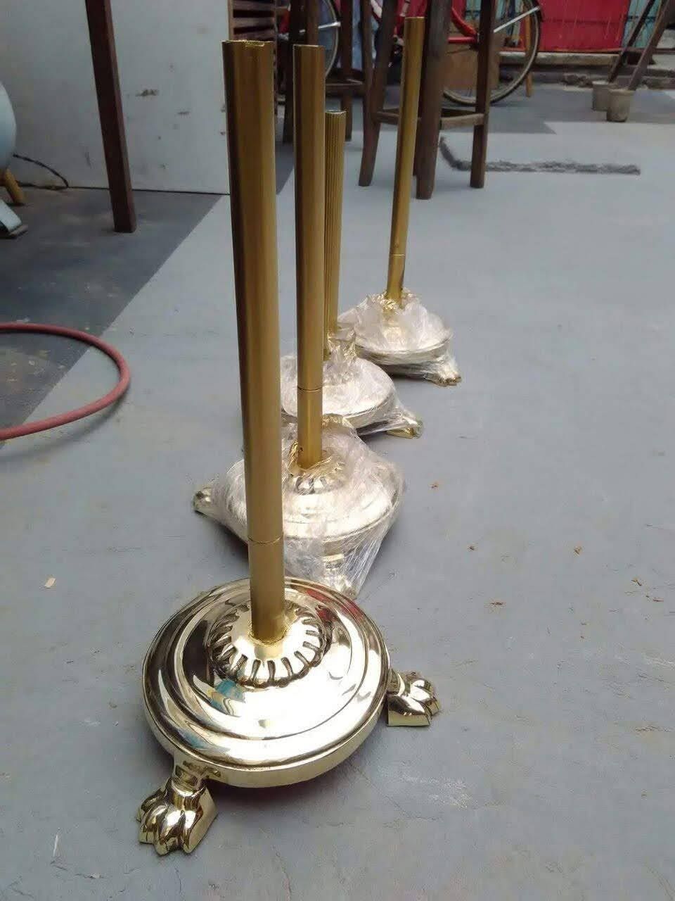 Una fila de postes de latón están alineados en el suelo.