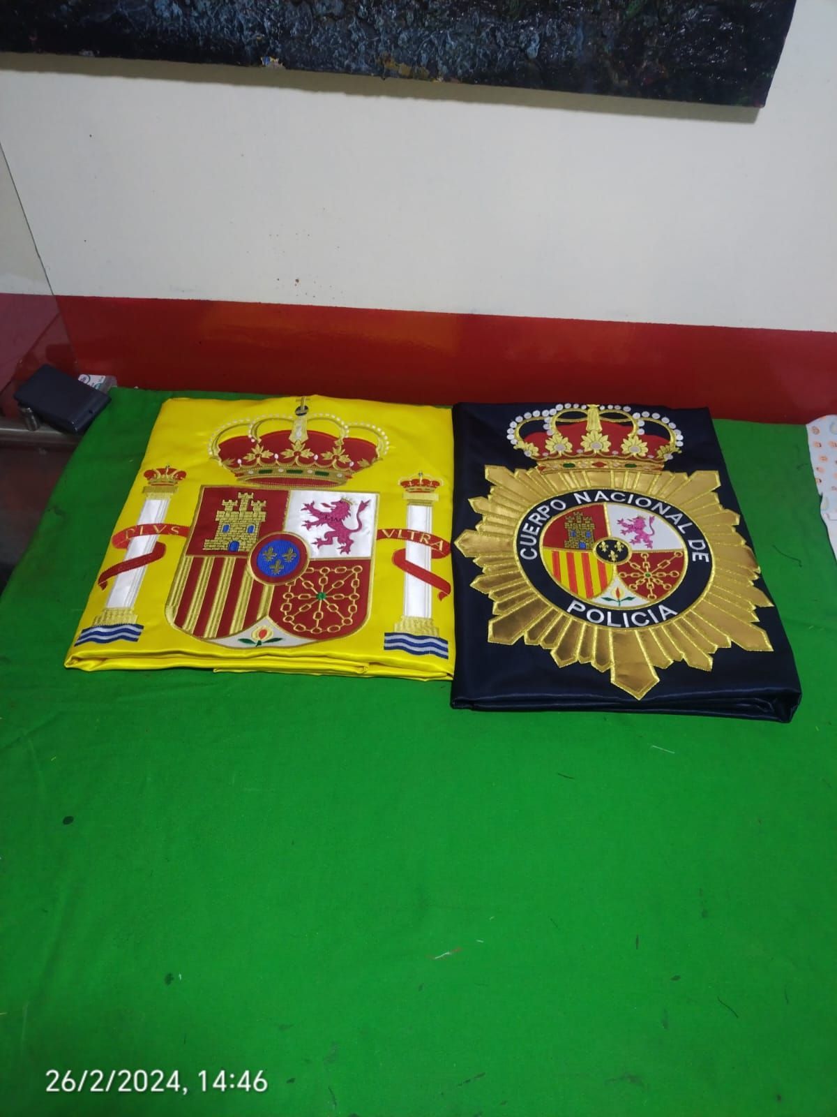 Dos banderas sobre una mesa verde con la fecha 26/12/2024