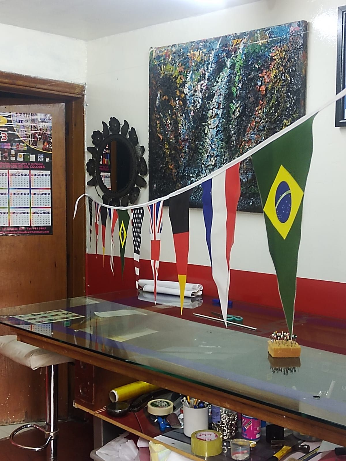 Una habitación con una mesa y un montón de banderas encima.