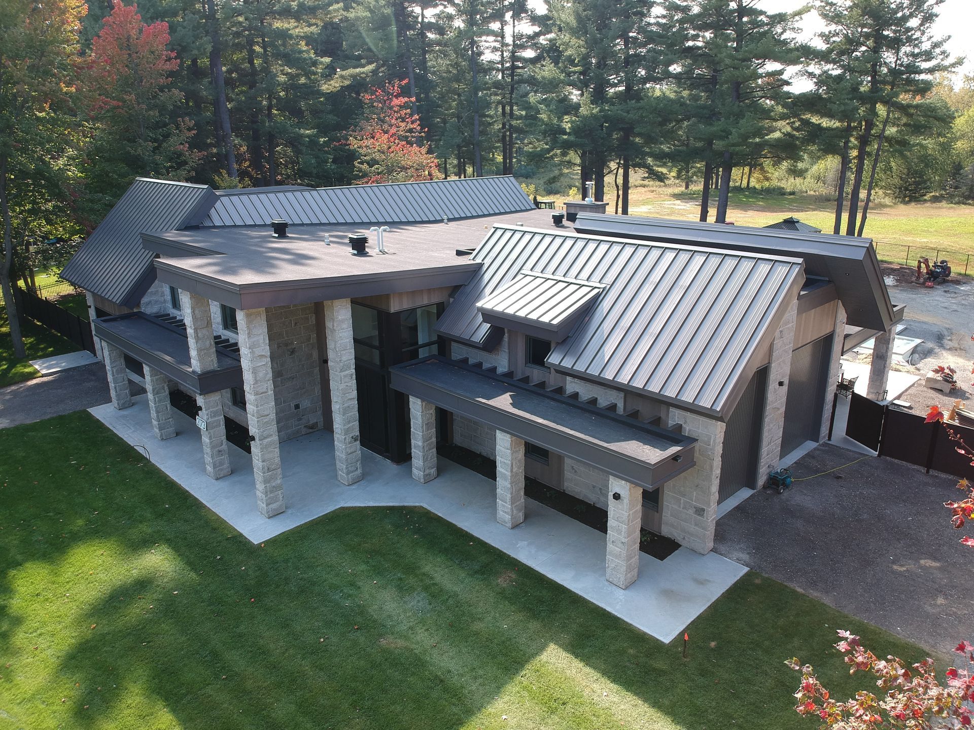 Une vue aérienne d'une grande maison avec un toit en métal