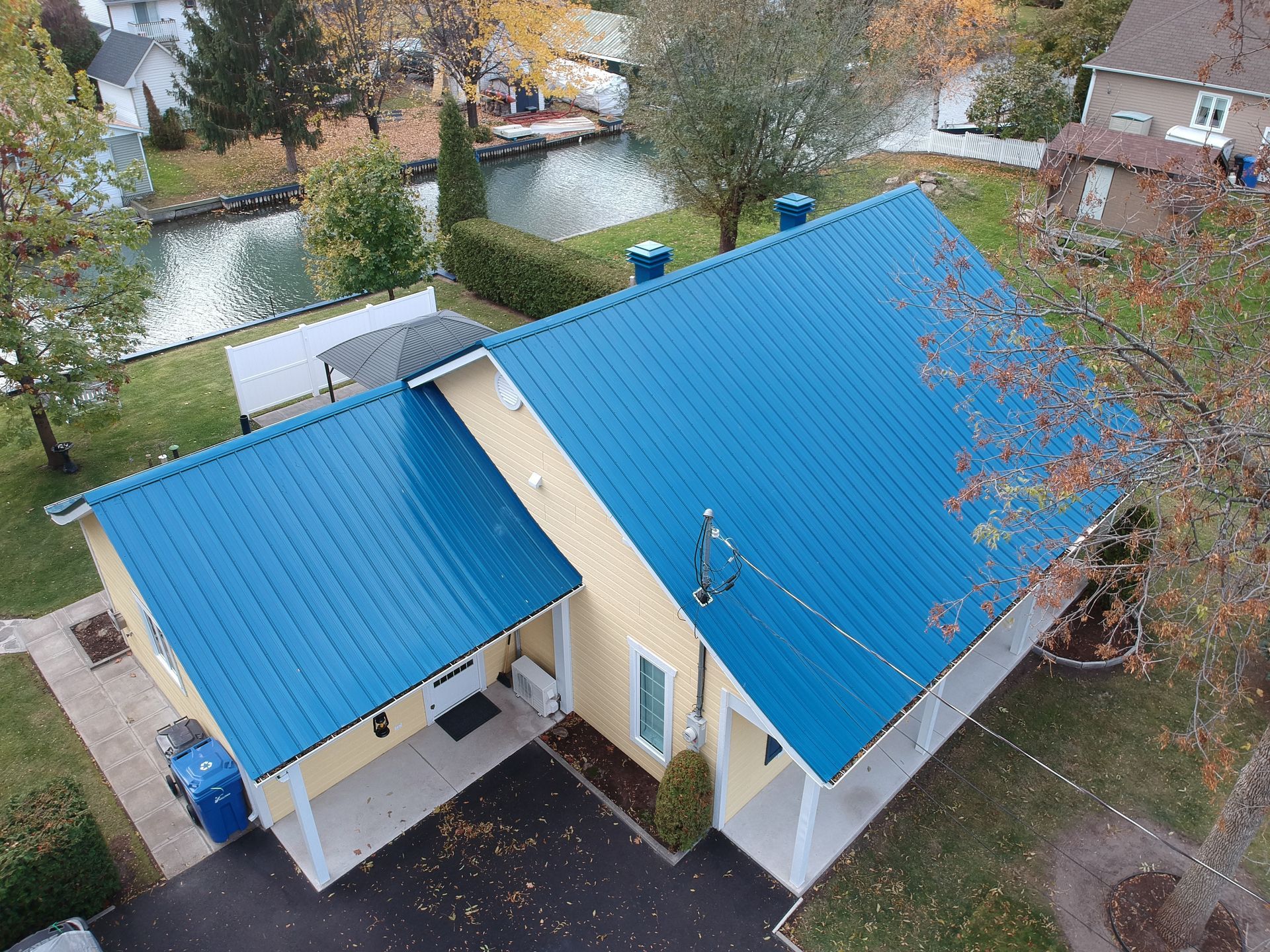 Une vue aérienne d'une maison au toit bleu