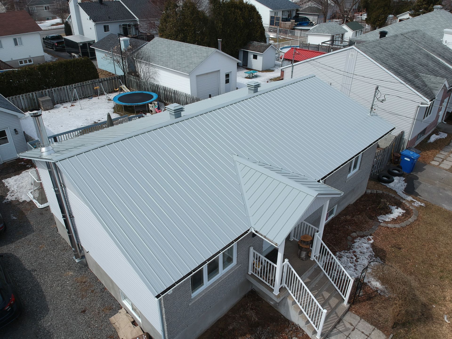 Une vue aérienne d'une maison avec un toit en métal