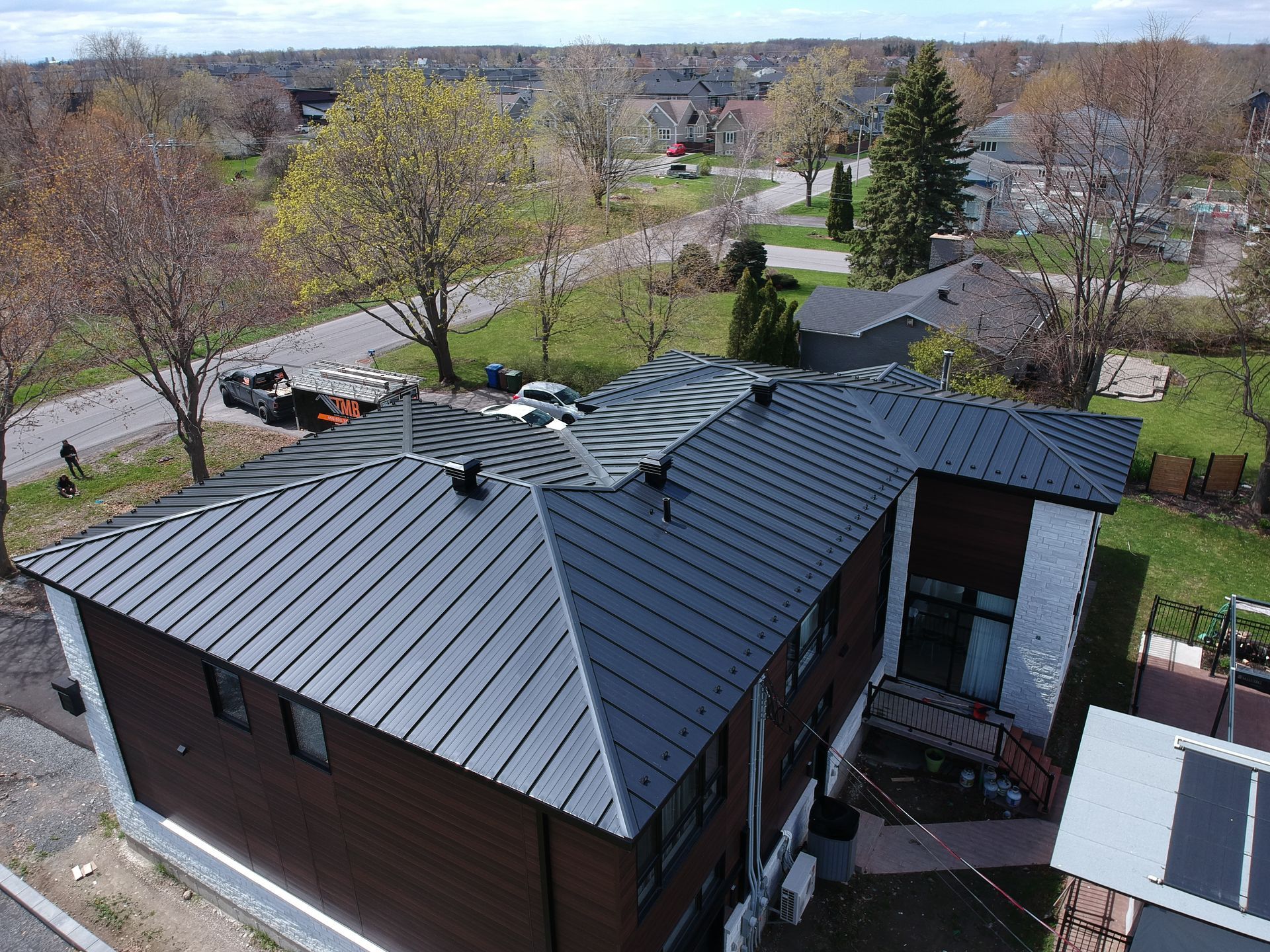 Une vue aérienne d'une maison avec un toit en métal.