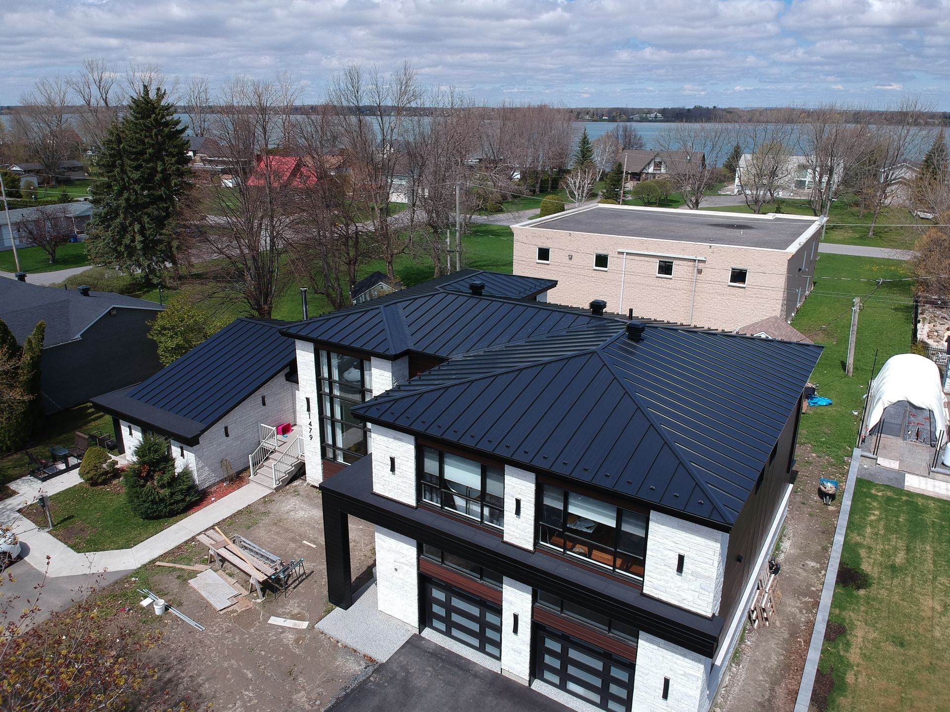 Une vue aérienne d'une maison en construction avec un toit noir.