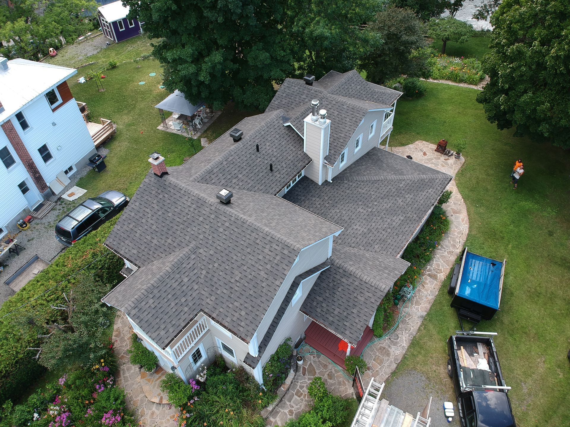 Une vue aérienne d'une grande maison avec un nouveau toit.
