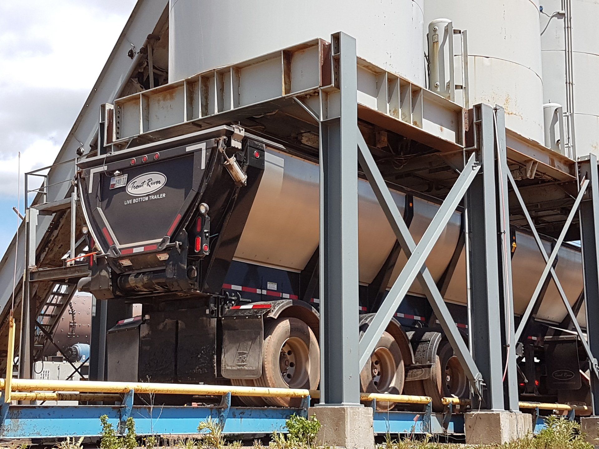 Live Bottom trailer being loaded at a silo