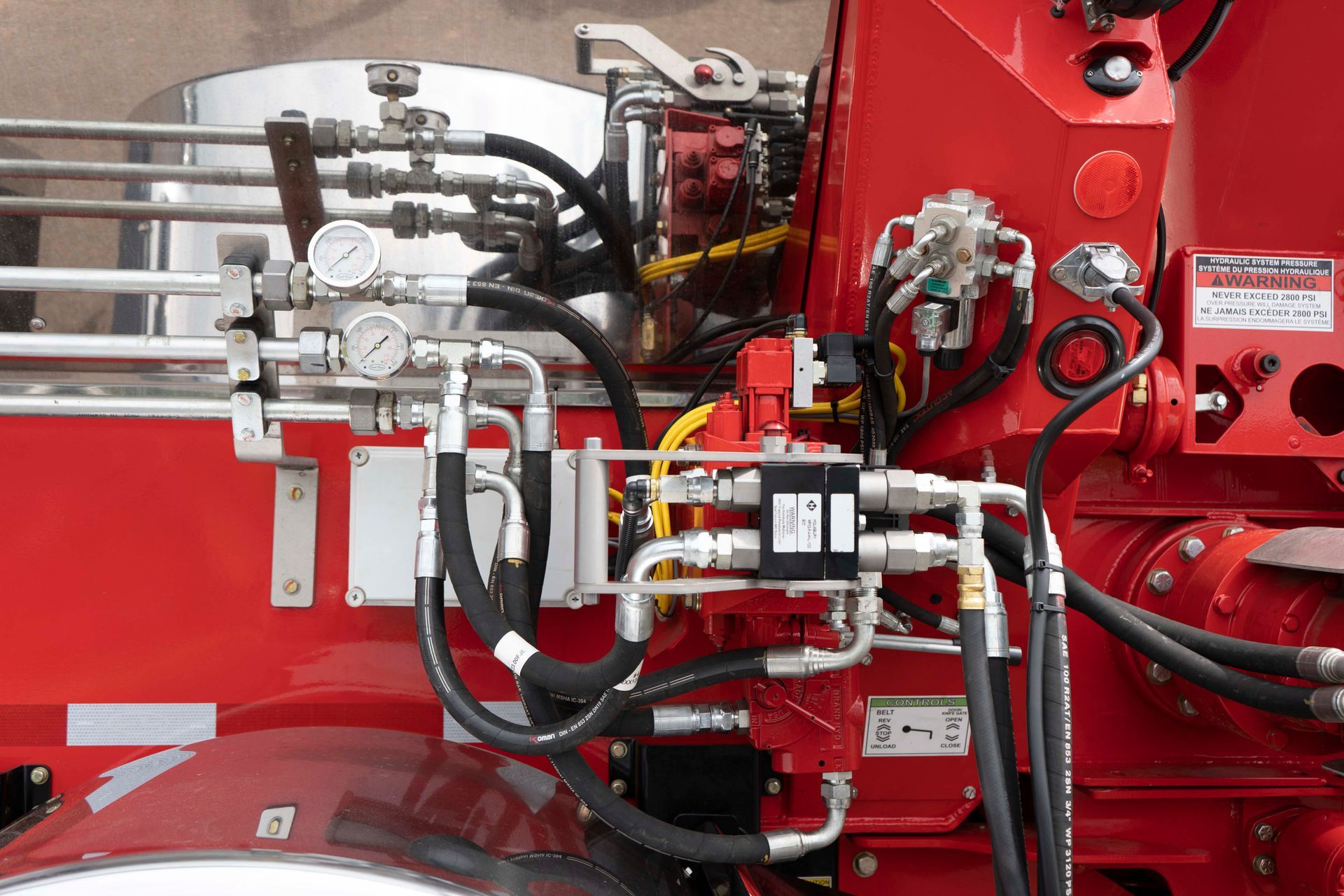 Trout River Industries truck-mounted live bottom auger Hydraulic & electrical quick connections