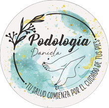 Logo circular de Podología Daniela con pies, hojas y acuarela azul; lema “Tu salud comienza por el cuidado de tus pies”.