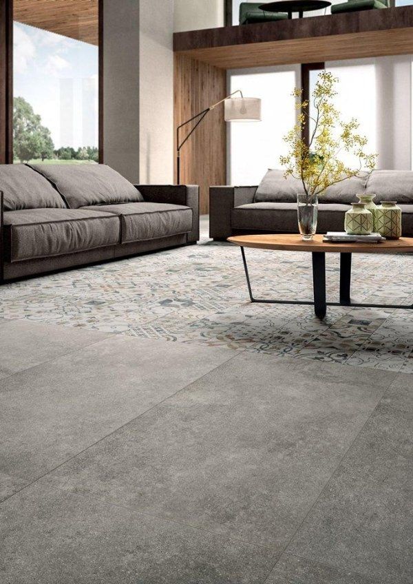 soggiorno moderno con divani, cuscini, pavimento in marmo e soffitto in legno