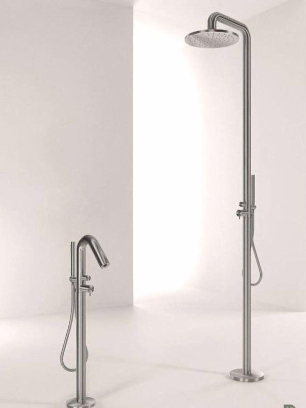 doccia e rubinetto del bagno