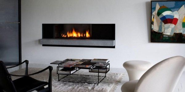 soggiorno moderno con caminetto aperto a parete, poltrona, sedia e arredamenti