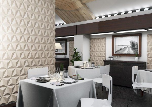 vista interna di una casa con parete in 3D, tavoli apparecchiati e arredamenti