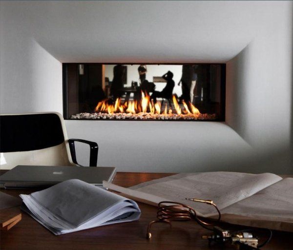 Caminetto chiuso a parete con oggetti sul tavolo