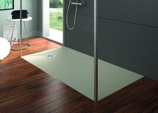 piatti doccia e pavimento in legno