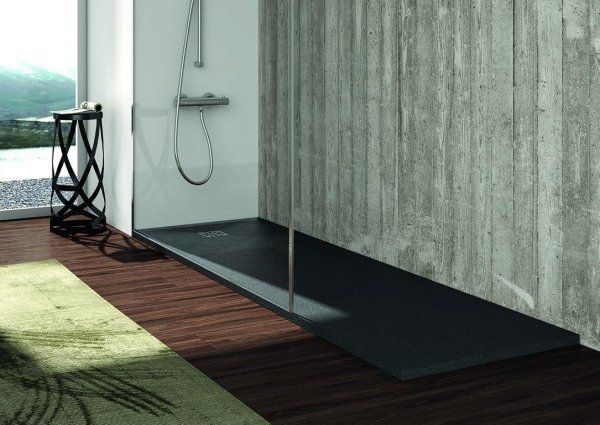 vetrina di piatti e box doccia