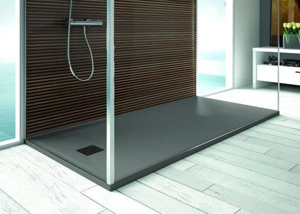 box doccia bianco con pavimento in legno e arredo bagno